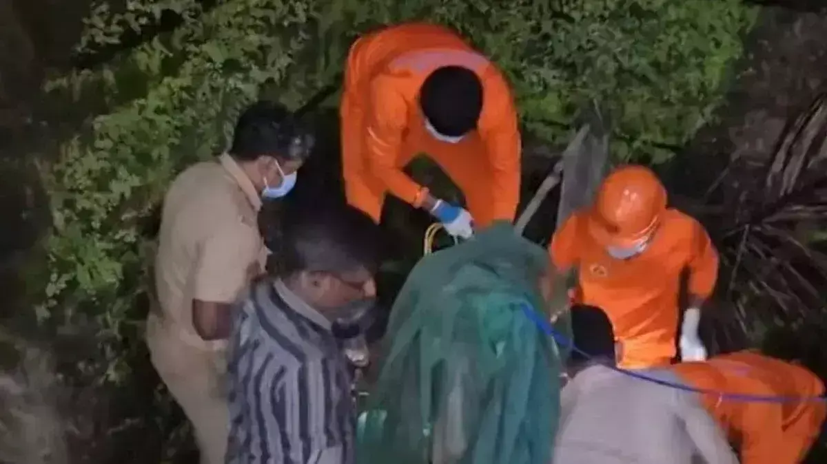 रेप के प्रयास के बाद मर्डर? कुएं में मिला बुजुर्ग महिला का शव, इलाके में सनसनी रेप के प्रयास के बाद मर्डर? कुएं में मिला बुजुर्ग महिला का शव, इलाके में सनसनी