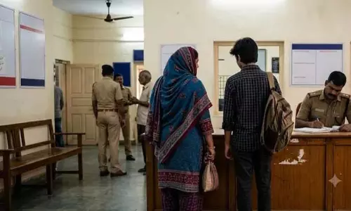 पाकिस्तानी मां-बेटे के राशन और वोटर आईडी जब्त पाकिस्तानी मां-बेटे के राशन और वोटर आईडी जब्त