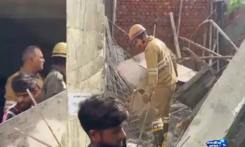 Uttar Pradesh: नोएडा में बन रही दुकान का एक हिस्सा गिरा, किसी के हताहत होने की खबर नहीं Uttar Pradesh: नोएडा में बन रही दुकान का एक हिस्सा गिरा, किसी के हताहत होने की खबर नहीं
