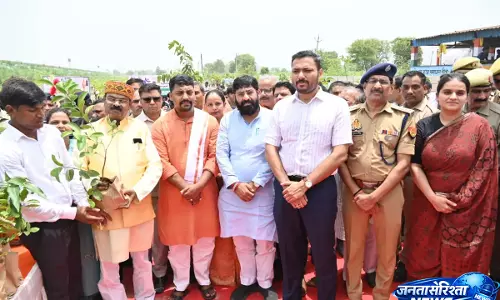 One tree मां के नाम’ अभियान को गति, प्रभारी मंत्री ने गंगा एक्सप्रेस-वे किनारे लगाया पौधा One tree मां के नाम’ अभियान को गति, प्रभारी मंत्री ने गंगा एक्सप्रेस-वे किनारे लगाया पौधा