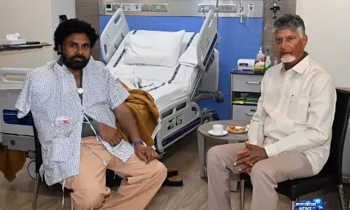 कंधे की सर्जरी के बाद पवन कल्याण से मुंबई में मिले CM चंद्रबाबू नायडू कंधे की सर्जरी के बाद पवन कल्याण से मुंबई में मिले CM चंद्रबाबू नायडू