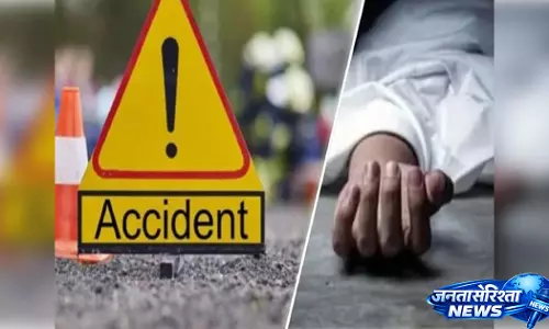 Kundaura,के पास भीषण सड़क हादसा, ट्रक की टक्कर से ई-रिक्शा क्षतिग्रस्त