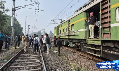 PG में युवती की हत्या, फिर इंजीनियर ने ट्रेन के आगे कूदकर दी जान; जांच जारी PG में युवती की हत्या, फिर इंजीनियर ने ट्रेन के आगे कूदकर दी जान; जांच जारी
