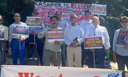 Bradford में कश्मीरी प्रवासियों का प्रदर्शन पांचवें दिन जारी, पाकिस्तानी बलों पर दमन के आरोप Bradford में कश्मीरी प्रवासियों का प्रदर्शन पांचवें दिन जारी, पाकिस्तानी बलों पर दमन के आरोप