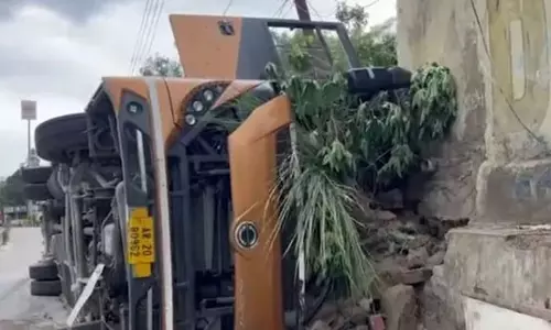 पठानकोट में दर्दनाक हादसा, बस पलटने से मची चीख-पुकार पठानकोट में दर्दनाक हादसा, बस पलटने से मची चीख-पुकार