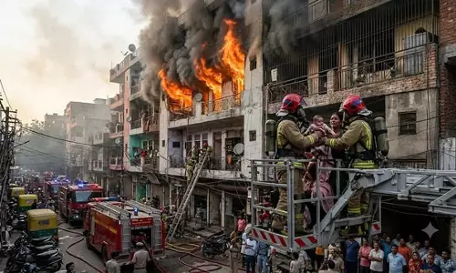 मजलिस पार्क अग्निकांड: दमकल ने बचाई मासूम समेत चार लोगों की जान