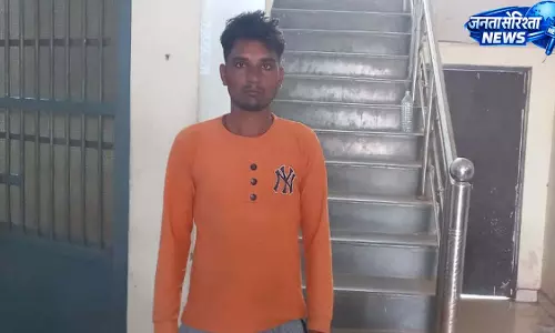 फरसा लहराकर दहशत फैलाने वाला युवक गिरफ्तार, आर्म्स एक्ट में कार्रवाई