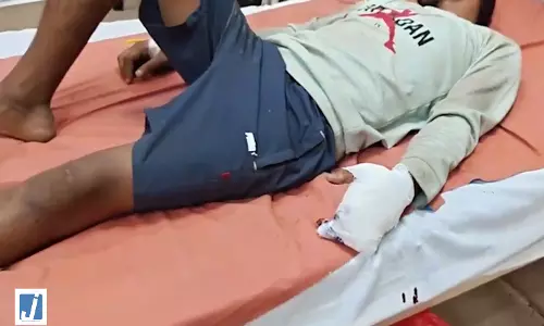मालगाड़ी की चपेट में आया युवक, दो उंगलियां कटीं... मालगाड़ी की चपेट में आया युवक, दो उंगलियां कटीं...