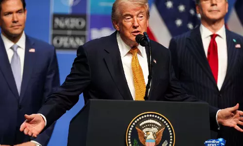 Trump का दावा, होर्मुज जलडमरूमध्य खुला है; ईरान पर समझौते से पीछे हटने का आरोप