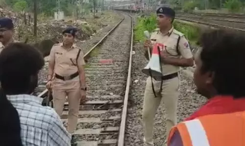 मुंबई: सिग्नल, यार्ड और कार शेड से ट्रेन में न चढ़ें यात्री, सेंट्रल रेलवे ने दी चेतावनी