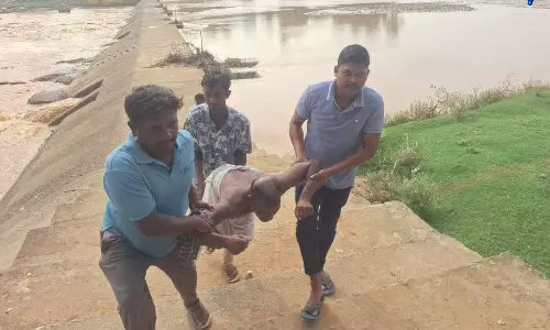 एनीकट में नहाने उतरा युवक डूबने लगा, मोहन दादा ने बचाई जान