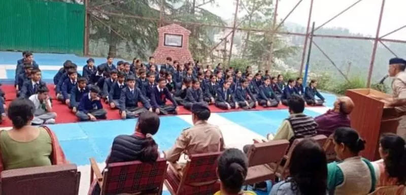 शिमला पुलिस ने नशा विरोधी अभियान में छात्रों और समुदायों को शामिल किया शिमला पुलिस ने नशा विरोधी अभियान में छात्रों और समुदायों को शामिल किया