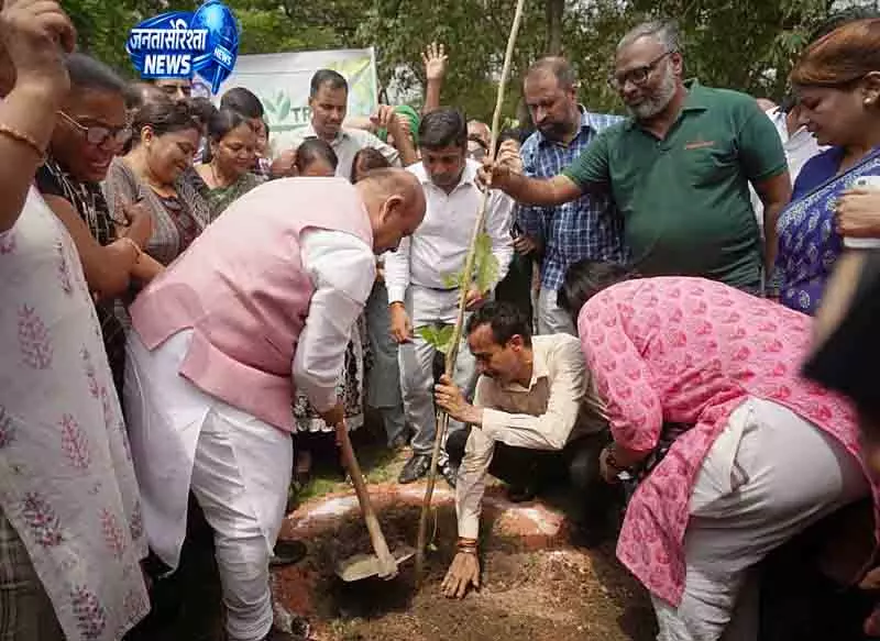 Delhi रोहिणी में विजेंदर गुप्ता ने शुरू किया वृक्षारोपण अभियान Delhi रोहिणी में विजेंदर गुप्ता ने शुरू किया वृक्षारोपण अभियान