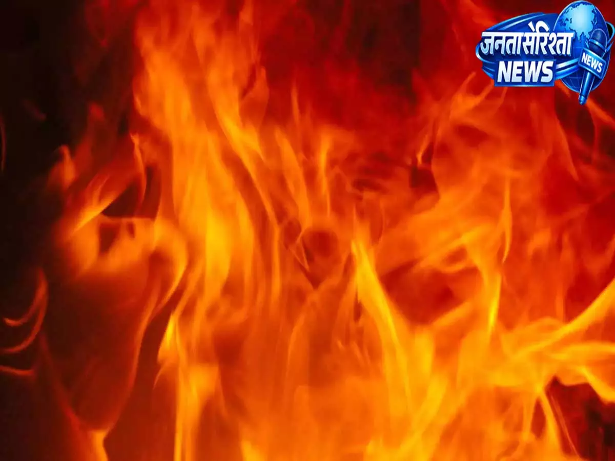 Telangana के संगारेड्डी में गद्दे के गोदाम में लगी भयंकर आग, इलाके में मची अफरा-तफरी Telangana के संगारेड्डी में गद्दे के गोदाम में लगी भयंकर आग, इलाके में मची अफरा-तफरी