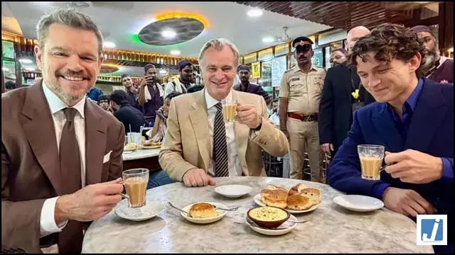 भारत आए स्पाइडरमैन ने पी कटिंग चाय, फिदा हुए फैंस भारत आए स्पाइडरमैन ने पी कटिंग चाय, फिदा हुए फैंस