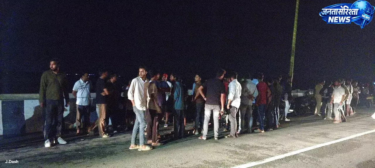 Sambalpur : चौंरपुर पुल से महानदी में कूदी 14 वर्षीय किशोरी लापता Sambalpur : चौंरपुर पुल से महानदी में कूदी 14 वर्षीय किशोरी लापता