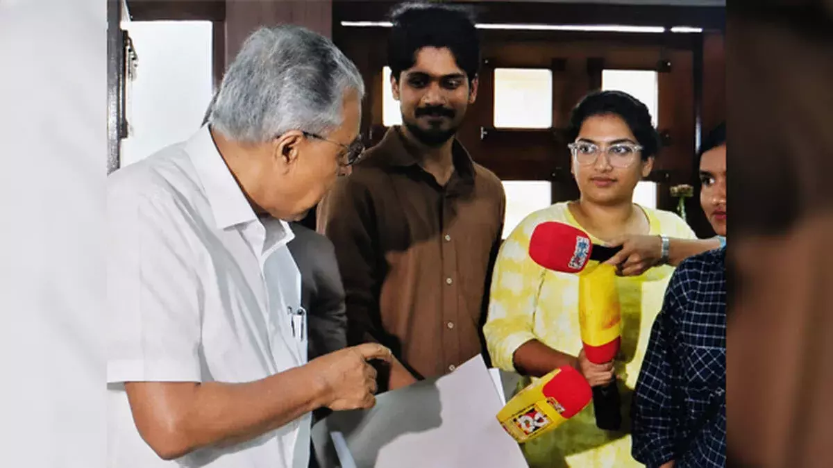अपने माइक मत दिखाओ: पिनाराई विजयन ने दिल्ली में मीडिया पर निशाना साधा अपने माइक मत दिखाओ: पिनाराई विजयन ने दिल्ली में मीडिया पर निशाना साधा