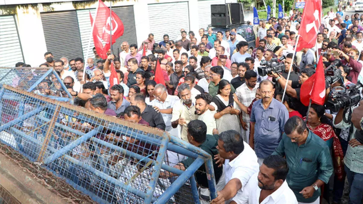 CPI(M) में अंदरूनी कलह तेज, जी सुधाकरन के बयान बने वजह CPI(M) में अंदरूनी कलह तेज, जी सुधाकरन के बयान बने वजह