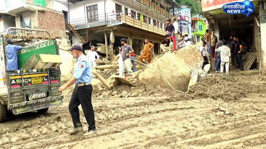 Pahalgam में बादल फटने से अचानक आई बाढ़, कई होटल और घर जलमग्न Pahalgam में बादल फटने से अचानक आई बाढ़, कई होटल और घर जलमग्न