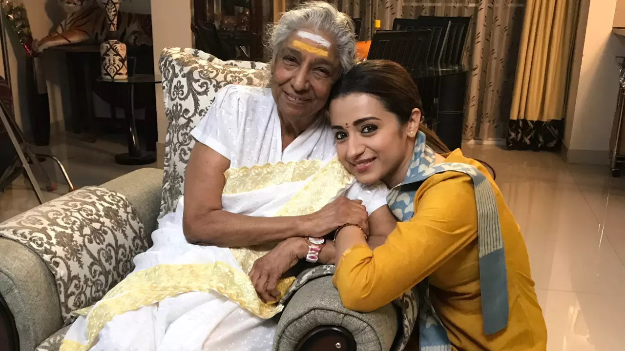 एस जानकी की सादगी पर दिल हार बैठी त्रिशा, साझा किया दिल छूने वाला संदेश एस जानकी की सादगी पर दिल हार बैठी त्रिशा, साझा किया दिल छूने वाला संदेश