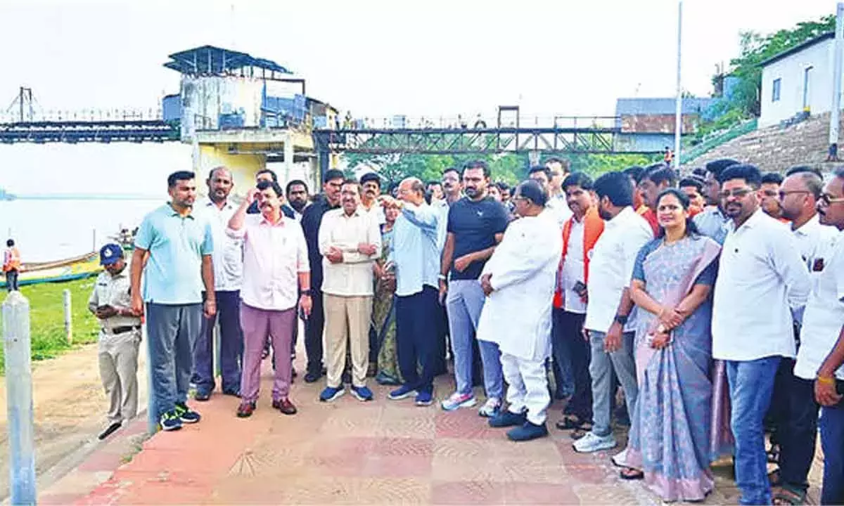 Andhra: मंत्रियों ने गोदावरी पुष्करालु के लिए मेगा योजना की समीक्षा की Andhra: मंत्रियों ने गोदावरी पुष्करालु के लिए मेगा योजना की समीक्षा की