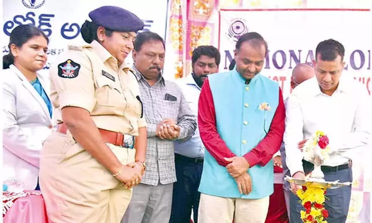 Andhra: नागरिकों ने लोक अदालत के माध्यम से नगर निगम का बकाया चुकाने का आग्रह किया Andhra: नागरिकों ने लोक अदालत के माध्यम से नगर निगम का बकाया चुकाने का आग्रह किया