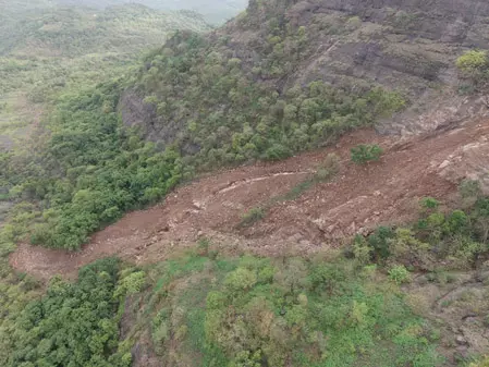 भारी बारिश के बाद तांदुलवाड़ी किले का मुख्य मार्ग बंद, पर्यटकों से फिलहाल यात्रा टालने की अपील भारी बारिश के बाद तांदुलवाड़ी किले का मुख्य मार्ग बंद, पर्यटकों से फिलहाल यात्रा टालने की अपील