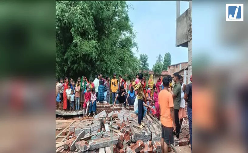 निर्माणाधीन मकान का छज्जा गिरा, मलबे में दबकर मां-बेटे की मौत निर्माणाधीन मकान का छज्जा गिरा, मलबे में दबकर मां-बेटे की मौत