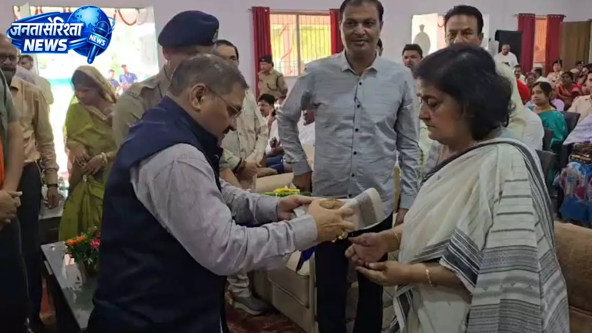 राजनांदगांव में शहीद एसपी विनोद चौबे समेत 30 वीर जवानों को श्रद्धांजलि राजनांदगांव में शहीद एसपी विनोद चौबे समेत 30 वीर जवानों को श्रद्धांजलि