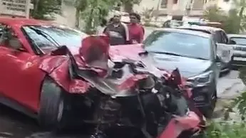 Hyderabad के जुबली हिल्स में तेज़ रफ़्तार फरारी एक अपार्टमेंट बिल्डिंग से टकरा गई Hyderabad के जुबली हिल्स में तेज़ रफ़्तार फरारी एक अपार्टमेंट बिल्डिंग से टकरा गई