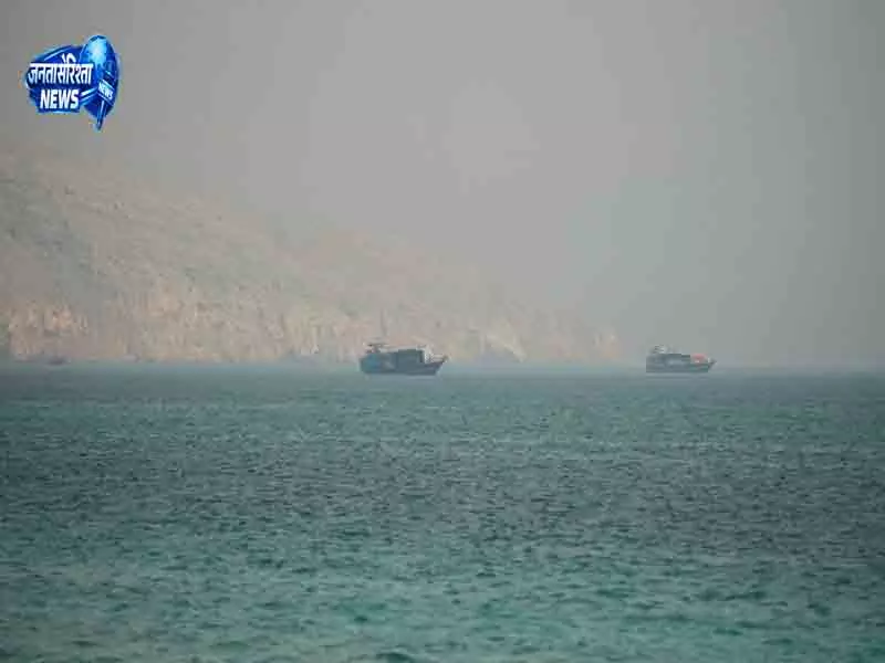 Oman के पास जहाज पर हमला, 10 भारतीय सुरक्षित Oman के पास जहाज पर हमला, 10 भारतीय सुरक्षित