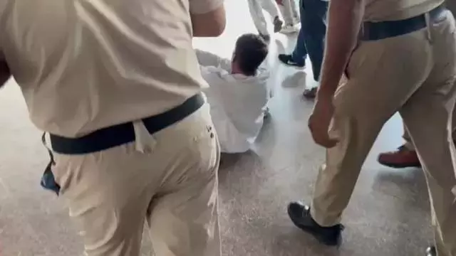 ट्रेन रोकने पर महाभारत: आरपीएफ जवानों ने डीएसएम को सरेआम पीटा। ट्रेन रोकने पर महाभारत: आरपीएफ जवानों ने डीएसएम को सरेआम पीटा।