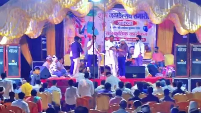 बक्सर में बड़ी लापरवाही: 26 करोड़ के ROB पर गाड़ियां रोककर मनाई गई बर्थडे पार्टी। बक्सर में बड़ी लापरवाही: 26 करोड़ के ROB पर गाड़ियां रोककर मनाई गई बर्थडे पार्टी।
