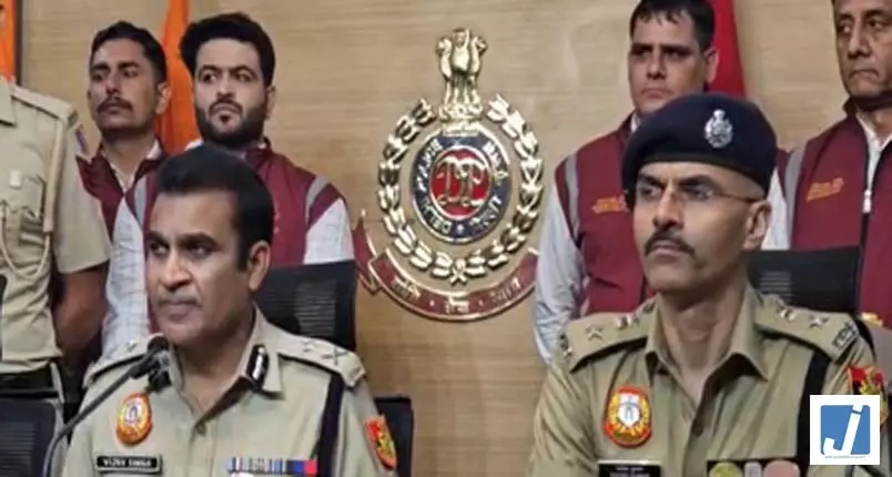गैंग के 3 शार्प शूटर गिरफ्तार, कारोबारी से मांगी थी 5 करोड़ की रंगदारी गैंग के 3 शार्प शूटर गिरफ्तार, कारोबारी से मांगी थी 5 करोड़ की रंगदारी