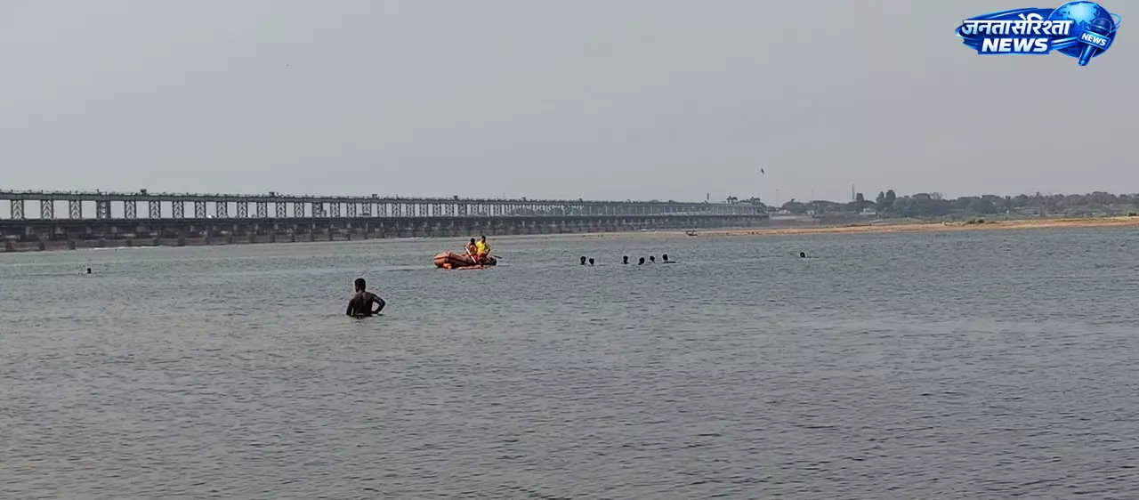 Odisha : महानदी में आठ दिन से लापता आकाश बेहरा का शव मिला Odisha : महानदी में आठ दिन से लापता आकाश बेहरा का शव मिला