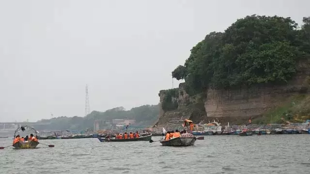 प्रयागराज में अभी और बढ़ेगा जलस्तर। प्रयागराज में अभी और बढ़ेगा जलस्तर।