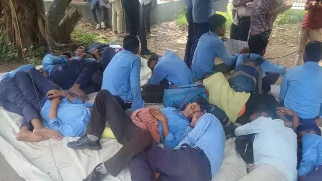 स्कूल से निकाले गए बच्चों ने पटना में मांगी मदद स्कूल से निकाले गए बच्चों ने पटना में मांगी मदद
