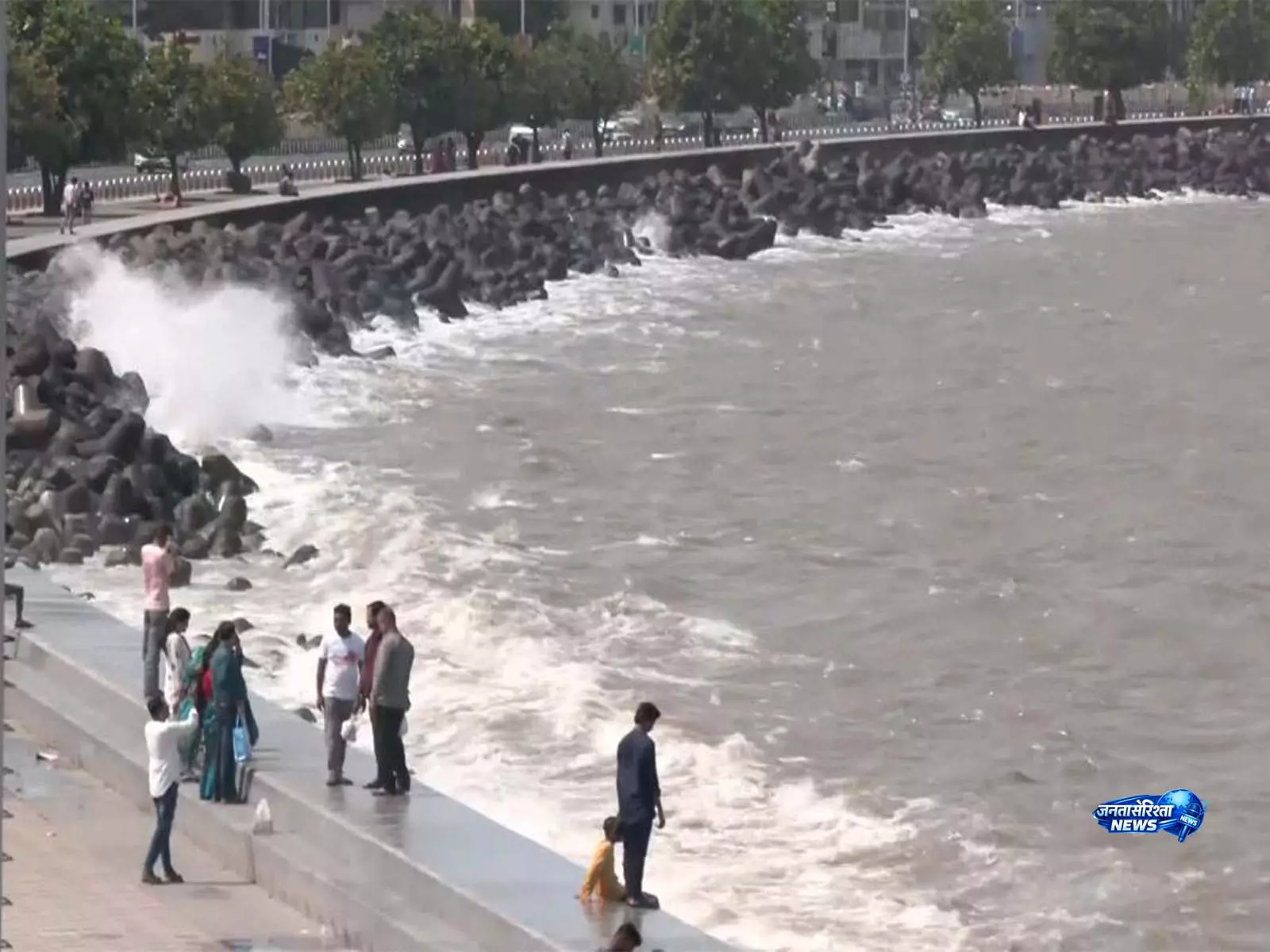 मरीन ड्राइव पर उठा ऊंचा समुद्री ज्वार, IMD सतर्क मरीन ड्राइव पर उठा ऊंचा समुद्री ज्वार, IMD सतर्क
