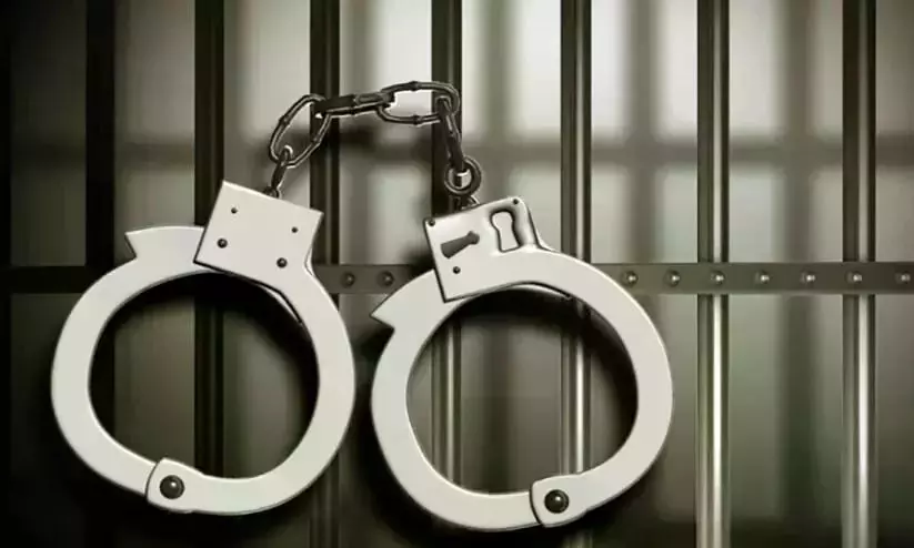 पुलिस हिरासत से भागा चोरी का आरोपी मेडिकल कॉलेज में छिपा, कांच के टुकड़े फेंककर किया विरोध पुलिस हिरासत से भागा चोरी का आरोपी मेडिकल कॉलेज में छिपा, कांच के टुकड़े फेंककर किया विरोध