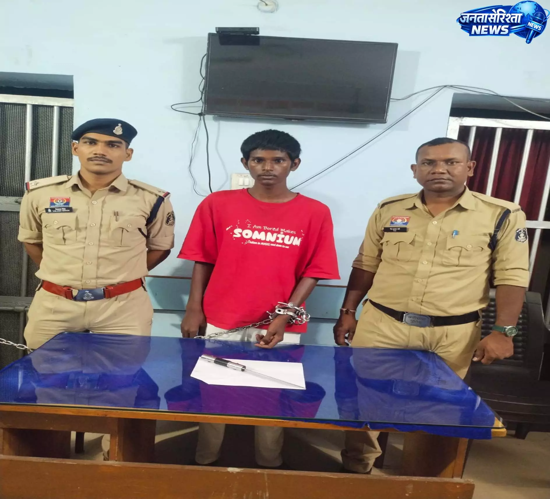 अश्वनी नगर में चाकू लहराकर लोगों को डराने वाला युवक गिरफ्तार अश्वनी नगर में चाकू लहराकर लोगों को डराने वाला युवक गिरफ्तार