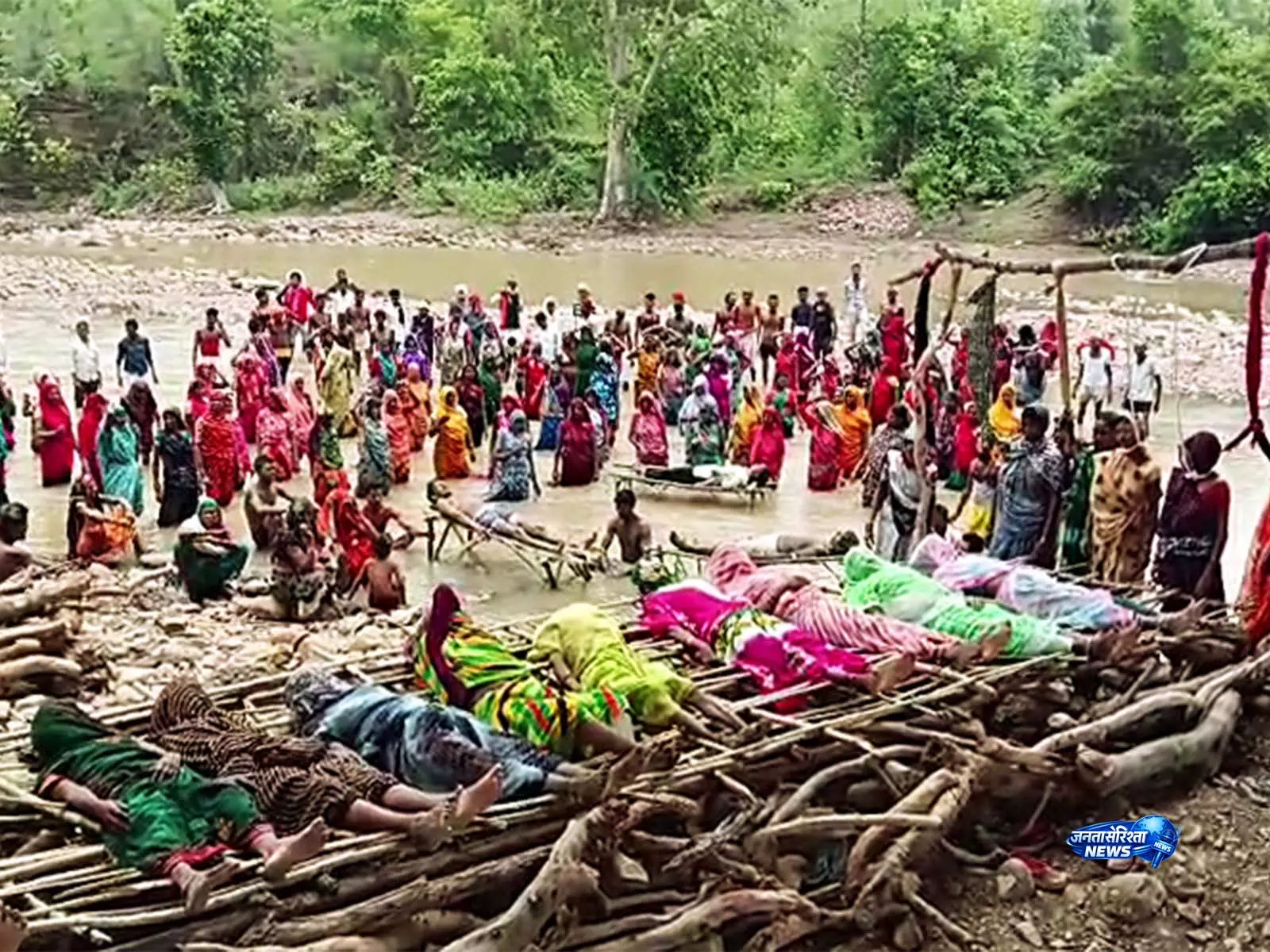 MP: छतरपुर में केन-बेतवा परियोजना के खिलाफ आदिवासी परिवारों ने किया चिता आंदोलन MP: छतरपुर में केन-बेतवा परियोजना के खिलाफ आदिवासी परिवारों ने किया चिता आंदोलन