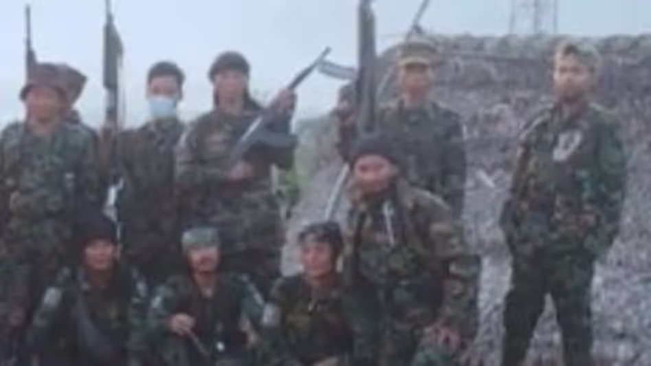NSCN-K (अंगमाई) कैडर ने अरुणाचल के लोंगडिंग में सुरक्षा बलों के सामने सरेंडर किया NSCN-K (अंगमाई) कैडर ने अरुणाचल के लोंगडिंग में सुरक्षा बलों के सामने सरेंडर किया