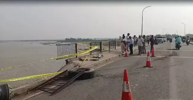 मैदा लदा ट्रक पुल की रेलिंग तोड़कर गंगा में गिरा, चालक और व्यापारी बचाए गए मैदा लदा ट्रक पुल की रेलिंग तोड़कर गंगा में गिरा, चालक और व्यापारी बचाए गए