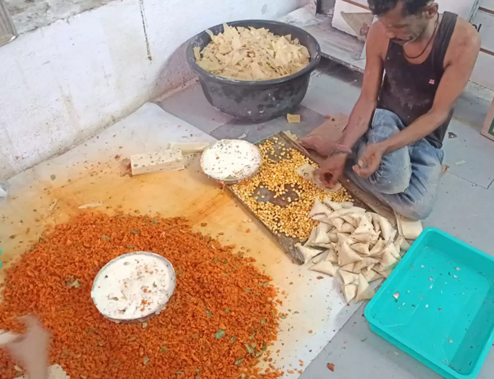 H-FAST टीम ने फूड सेफ्टी उल्लंघन के लिए वारासीगुडा रेस्टोरेंट पर केस किया H-FAST टीम ने फूड सेफ्टी उल्लंघन के लिए वारासीगुडा रेस्टोरेंट पर केस किया