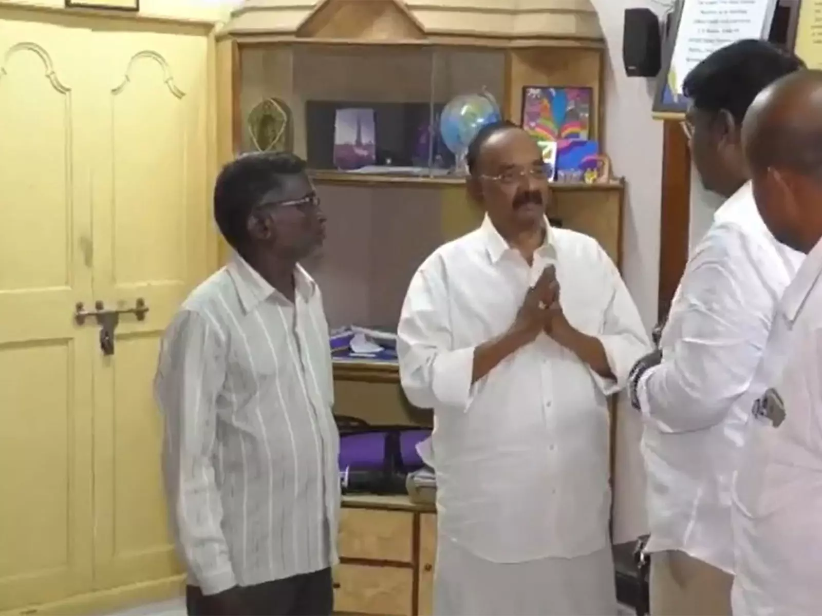 वियतनाम नाव हादसा: MLA विनोद कन्नन ने वेल्लोर के मृतक के परिजनों से की मुलाकात वियतनाम नाव हादसा: MLA विनोद कन्नन ने वेल्लोर के मृतक के परिजनों से की मुलाकात