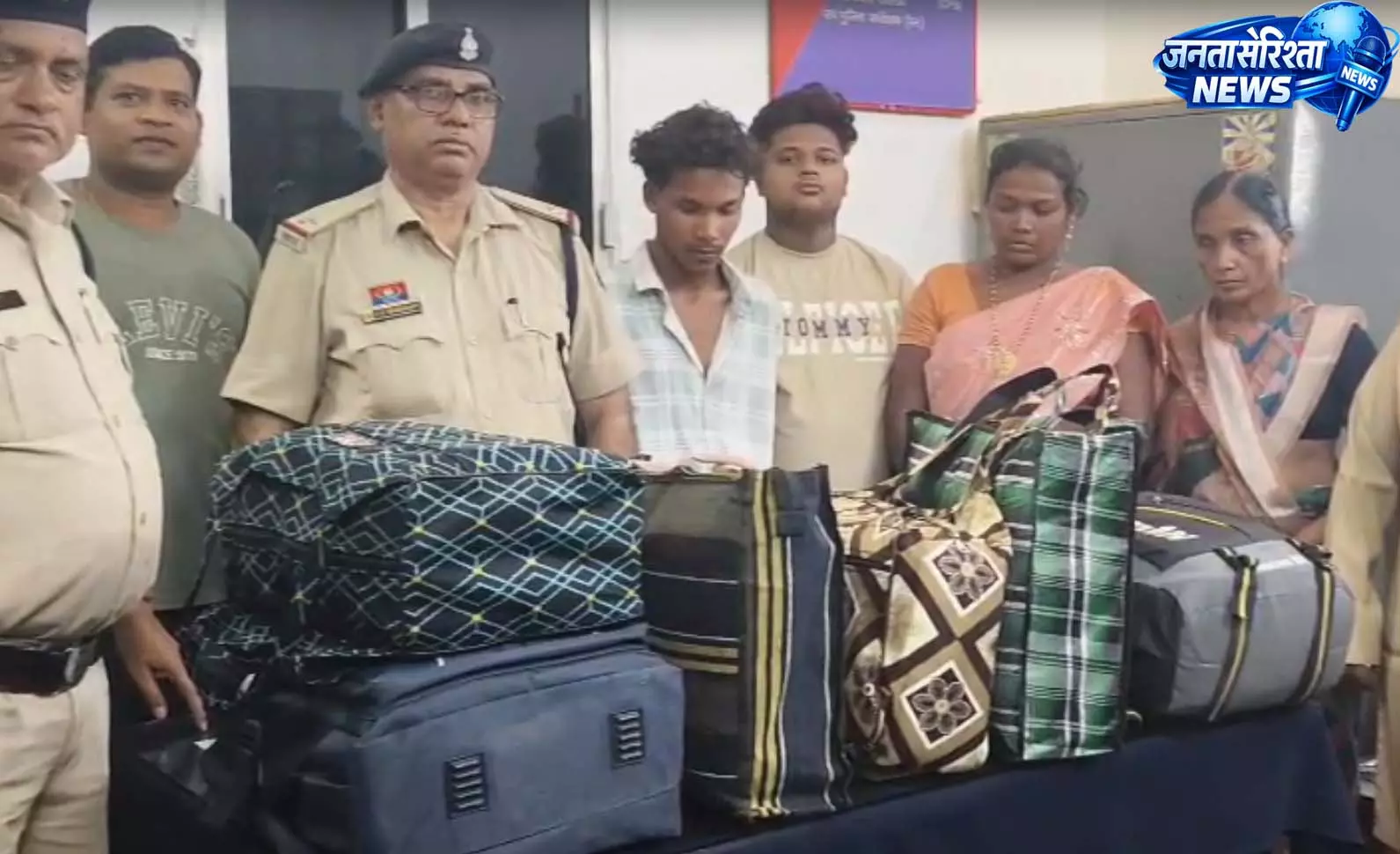 रेलवे स्टेशन पर गांजा तस्करी का बड़ा खुलासा, दो महिलाएं समेत चार तस्कर गिरफ्तार रेलवे स्टेशन पर गांजा तस्करी का बड़ा खुलासा, दो महिलाएं समेत चार तस्कर गिरफ्तार