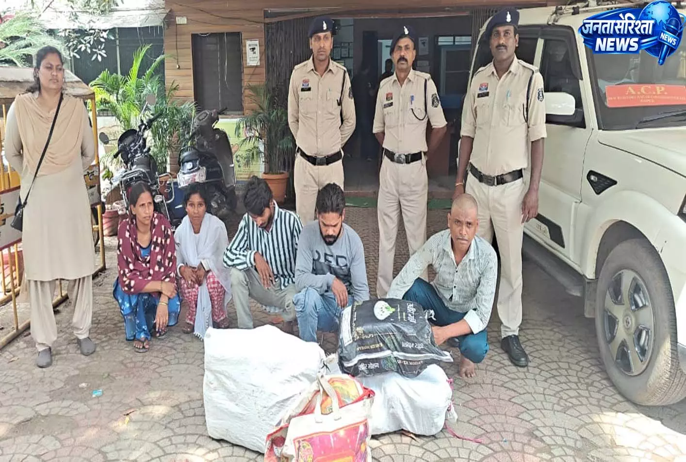 रायपुर में अंतर्राज्यीय गांजा तस्करी नेटवर्क ध्वस्त, 2 महिलाओं समेत 5 आरोपी गिरफ्तार रायपुर में अंतर्राज्यीय गांजा तस्करी नेटवर्क ध्वस्त, 2 महिलाओं समेत 5 आरोपी गिरफ्तार