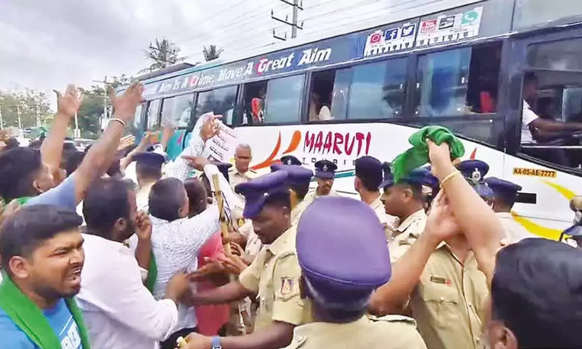 Karnataka: समर्थकों और विरोधियों के बीच झड़प से बिदादी टाउनशिप में विरोध प्रदर्शन तनावपूर्ण हो गया Karnataka: समर्थकों और विरोधियों के बीच झड़प से बिदादी टाउनशिप में विरोध प्रदर्शन तनावपूर्ण हो गया