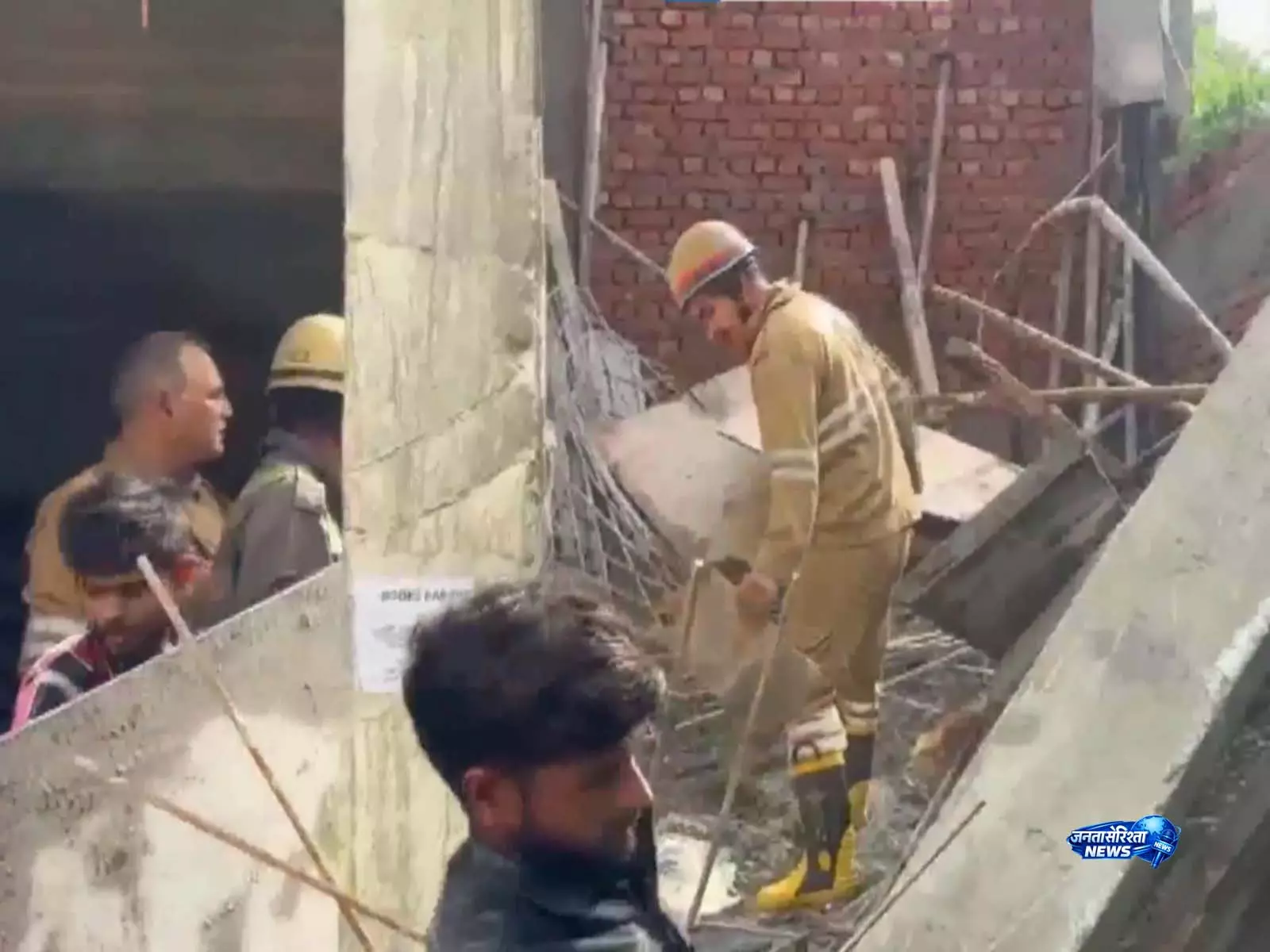 Uttar Pradesh: नोएडा में बन रही दुकान का एक हिस्सा गिरा, किसी के हताहत होने की खबर नहीं Uttar Pradesh: नोएडा में बन रही दुकान का एक हिस्सा गिरा, किसी के हताहत होने की खबर नहीं