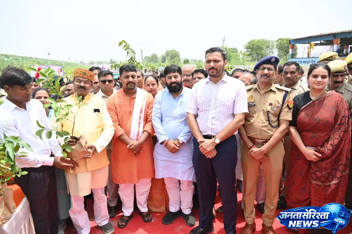 One tree मां के नाम’ अभियान को गति, प्रभारी मंत्री ने गंगा एक्सप्रेस-वे किनारे लगाया पौधा One tree मां के नाम’ अभियान को गति, प्रभारी मंत्री ने गंगा एक्सप्रेस-वे किनारे लगाया पौधा
